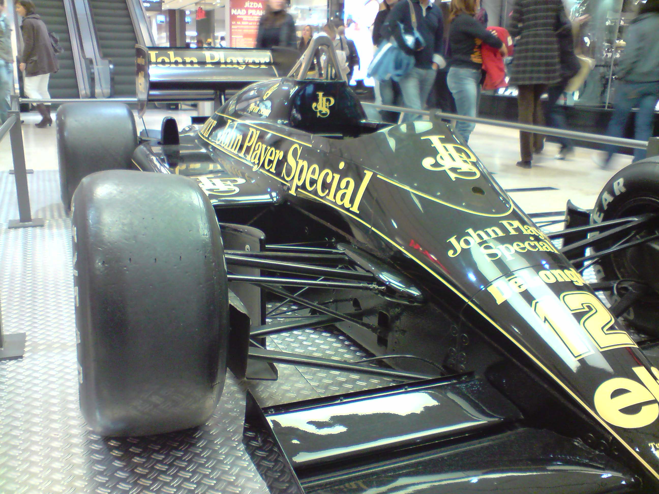 Lotus JPS 98T (3).JPG